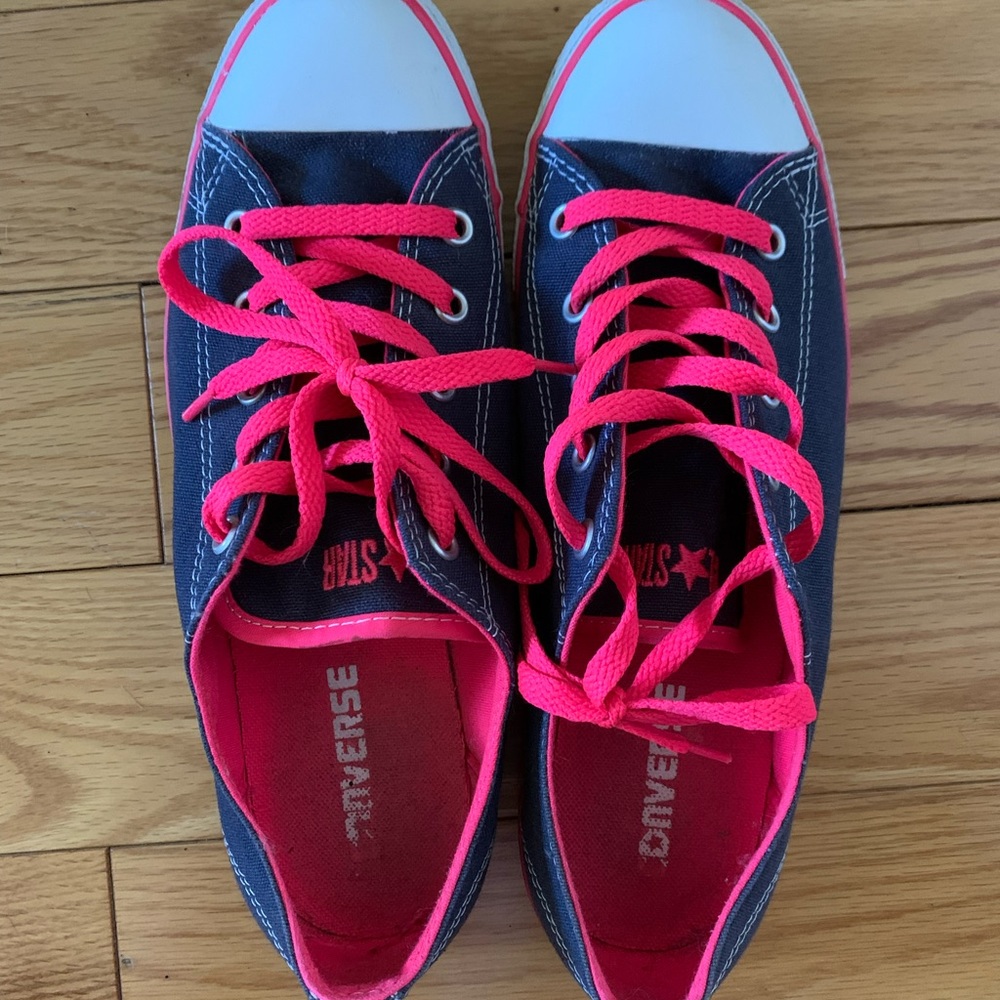 Converse low cut. Kinda blue denim with neon pink.